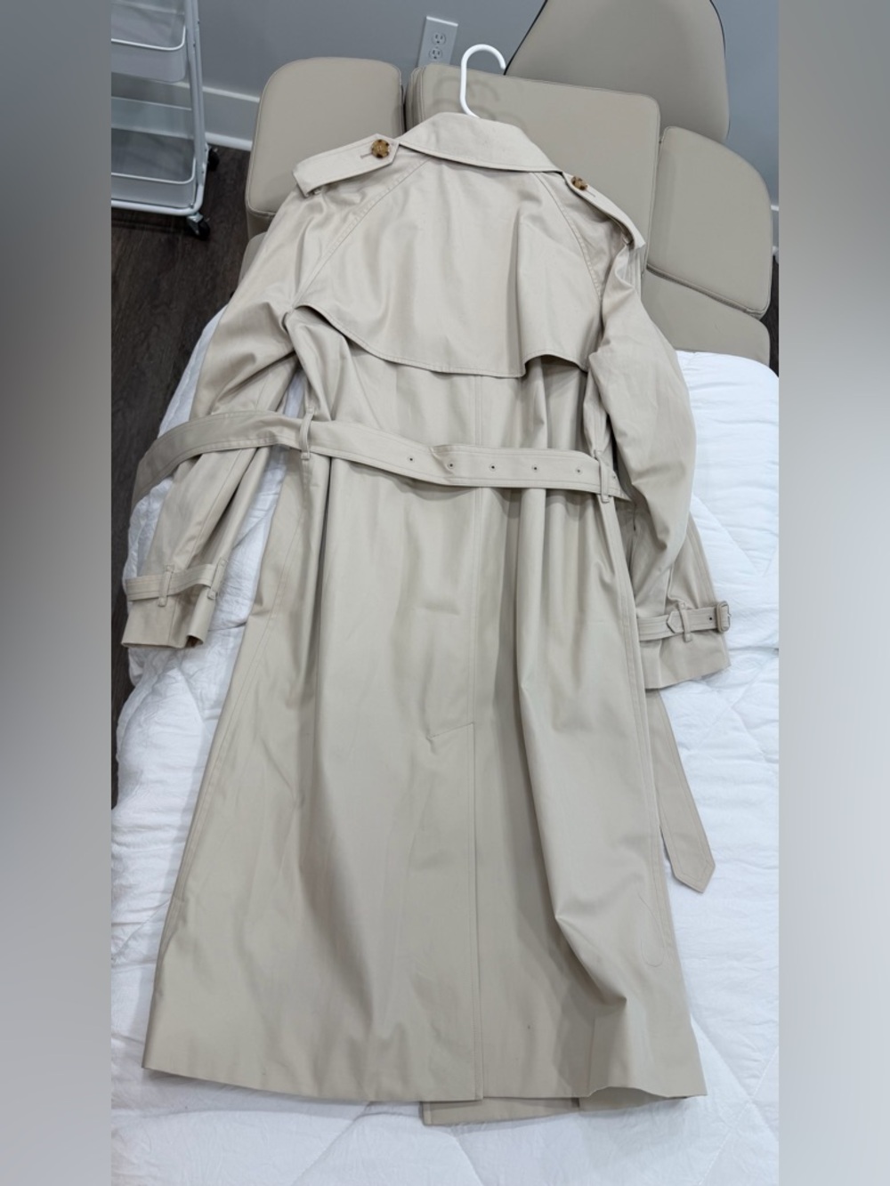 Burberry Light Tan Trench Coat with Check Lining - Picture 13 of 13
